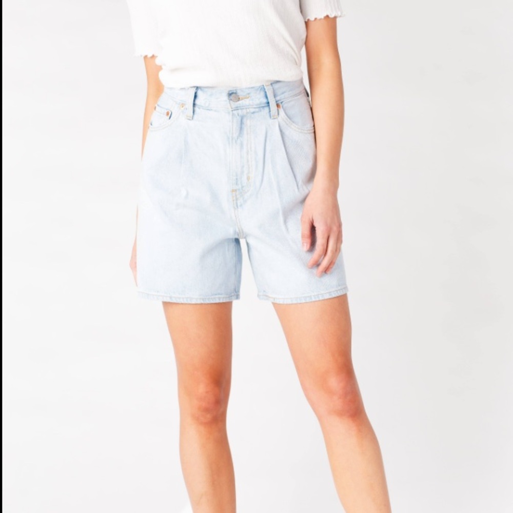 LEVI’S Women’s Light Wash Ribcage Pleated Shorts
